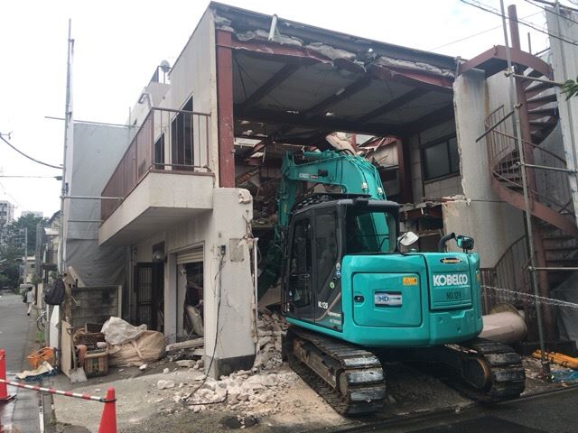 東京都世田谷区太子堂の 鉄骨造3階建て解体工事中の様子です。